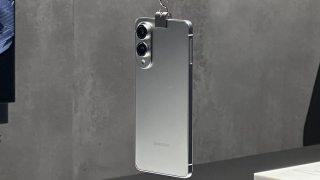 Xuất hiện cận cảnh video trên tay Samsung Galaxy S25 Edge, máy mỏng hơn một nửa so với Galaxy Z Fold6